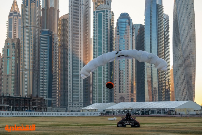 الرجل الطائر يحلق في سماء دبي