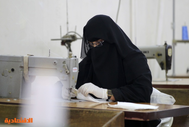 سيدات يعدن الحياة لمصنع يمني قديم لتصنيع كمامات لمواجهة "كورونا"