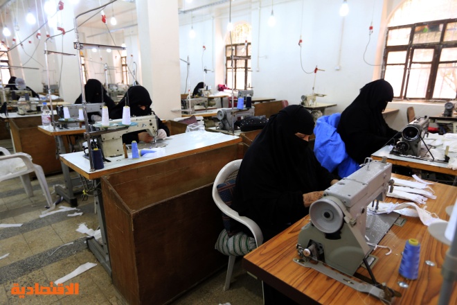 سيدات يعدن الحياة لمصنع يمني قديم لتصنيع كمامات لمواجهة "كورونا"