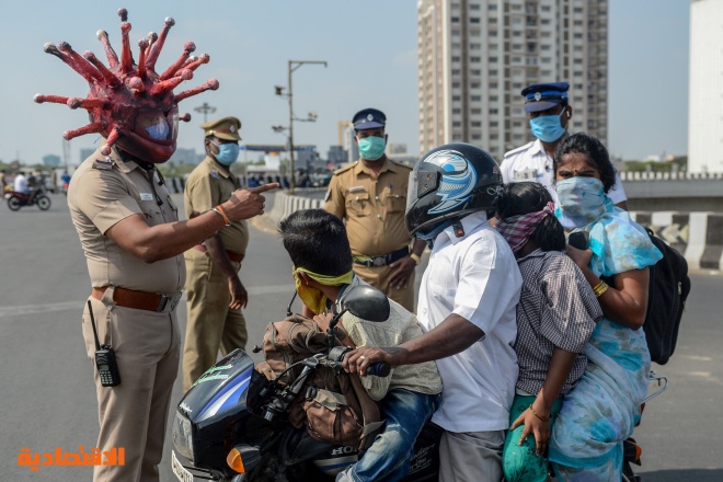 شرطي يصمم خوذة واقية من فيروس كورونا للتوعية من خطورته في الهند