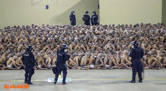 سجناء في السلفادور يخضعون للتدقيق وسط جائحة كورونا 