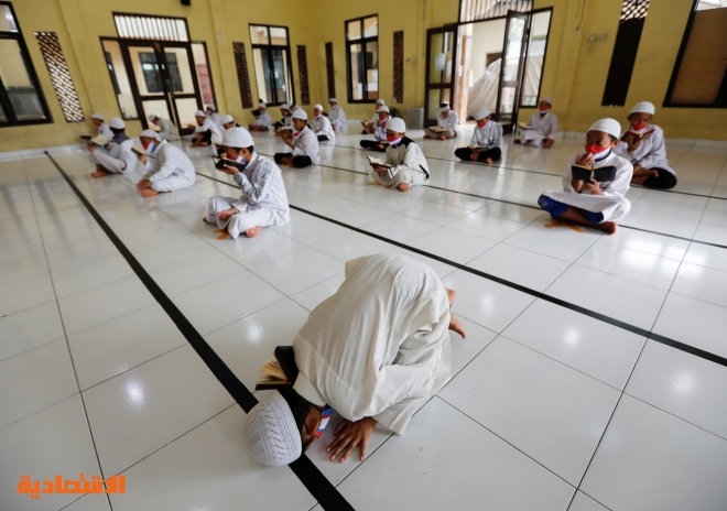   أطفال يقرأون القرآن في أحد مساجد إندونيسيا