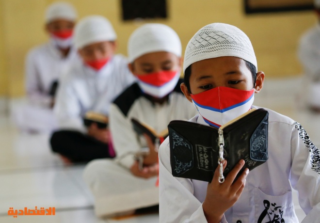   أطفال يقرأون القرآن في أحد مساجد إندونيسيا