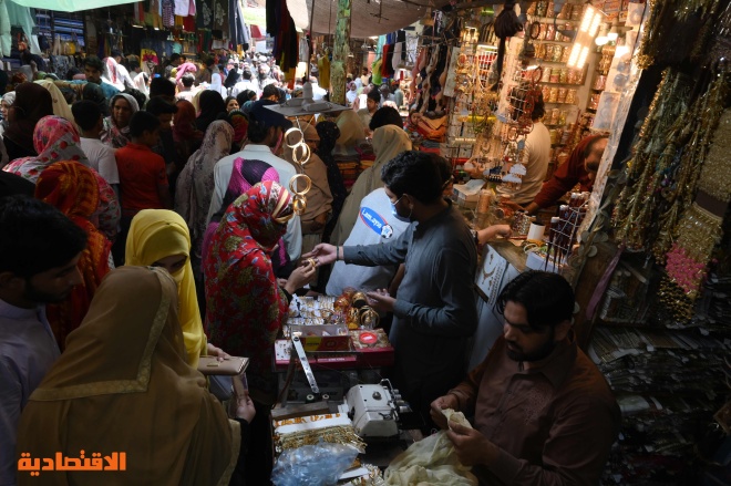 نساء يتسوقن في متجر للمجوهرات استعدادا لعيد الفطر في باكستان.