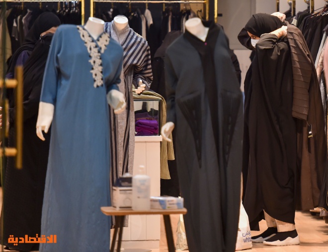 متسوقون في الرياض خلال شرائهم مستلزمات العيد قبل بدء منع التجول الكلي في المملكة