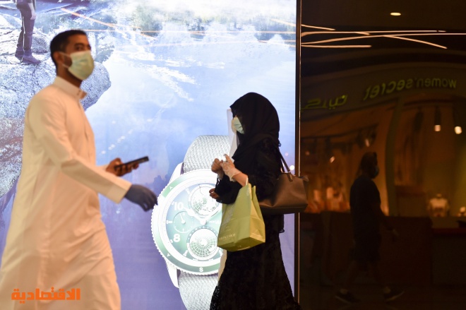 متسوقون في الرياض خلال شرائهم مستلزمات العيد قبل بدء منع التجول الكلي في المملكة