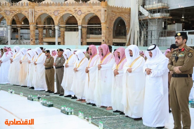 إقامة صلاة عيد الفطر في الحرمين الشريفين وفقاً للأعداد والضوابط المتبعة 