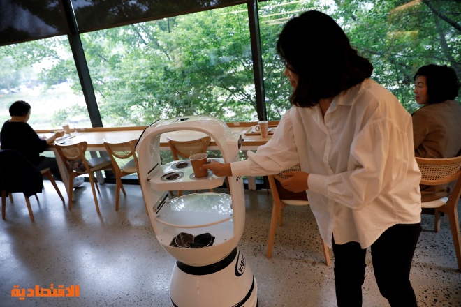 روبوت للمساعدة في الحفاظ على التباعد الاجتماعي داخل مقهى في كوريا الجنوبية