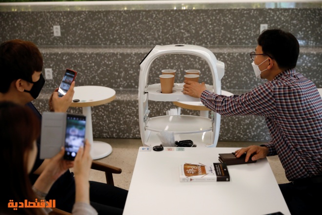 روبوت للمساعدة في الحفاظ على التباعد الاجتماعي داخل مقهى في كوريا الجنوبية