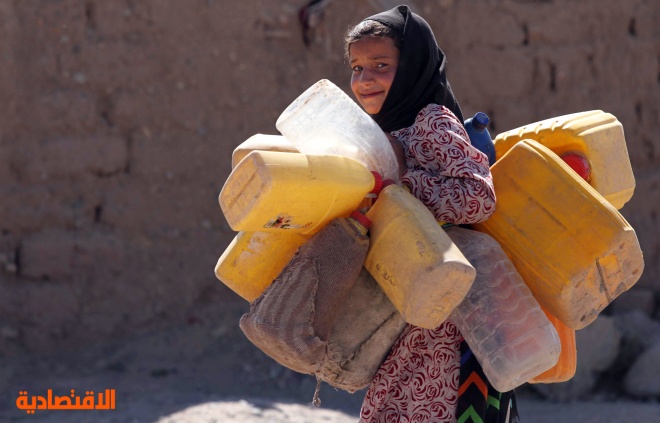  أطفال في ضواحي هرات الأفغانية خلال رحلة جلب المياه لأسرهم. 