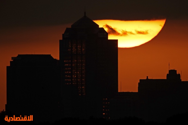لحظة غروب الشمس اليوم في مدينة  كانساس سيتي الأمريكية