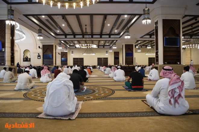 أول صلاة جمعة في الرياض بعد فتح المساجد .. عبادة والتزام بالإجراءات