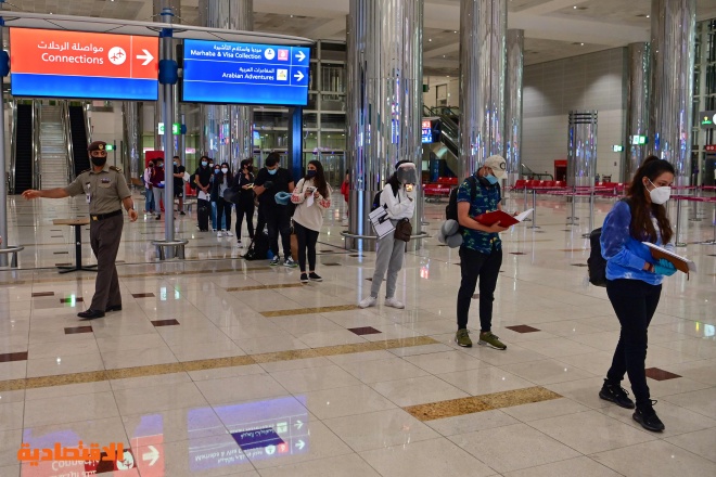  سياح يصلون مطار دبي مع بدء تخفيف الإجراءات الاحترازية لمواجهة كورونا 