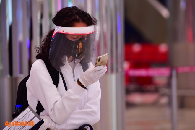  سياح يصلون مطار دبي مع بدء تخفيف الإجراءات الاحترازية لمواجهة كورونا 