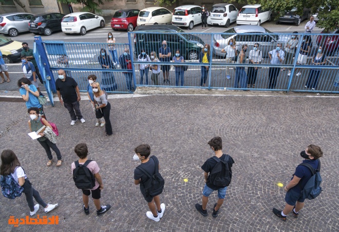 مدارس إيطاليا تفتح أبوابها اليوم بعد ستة أشهر من الإغلاق بسبب كورونا 