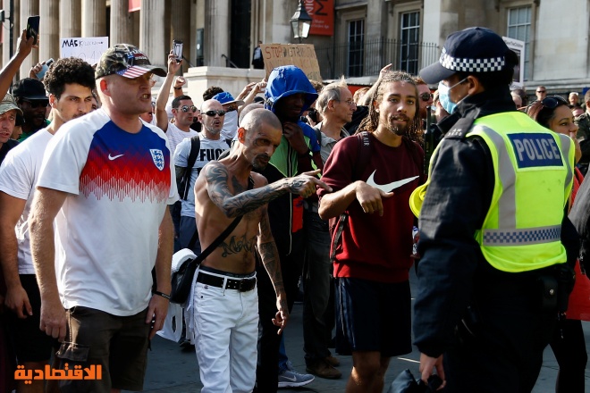  اشتباكات بين الشرطة ومحتجين على القيود المفروضة لمواجهة كورونا في بريطانيا 
