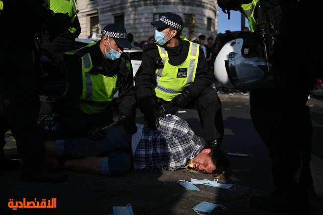  اشتباكات بين الشرطة ومحتجين على القيود المفروضة لمواجهة كورونا في بريطانيا 