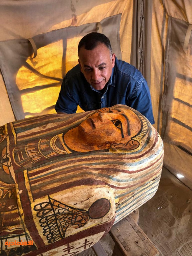 اكتشاف عشرات التوابيت الأثرية بالقرب من الأهرامات في مصر