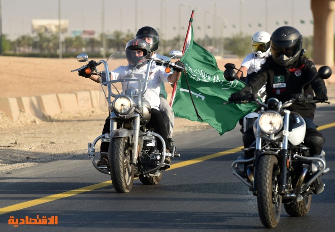 راكبو دراجات نارية يحتفلون باليوم الوطني الـ 90 بمسيرة في شوارع الرياض