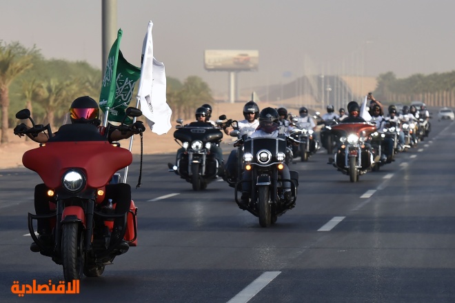 راكبو دراجات نارية يحتفلون باليوم الوطني الـ 90 بمسيرة في شوارع الرياض