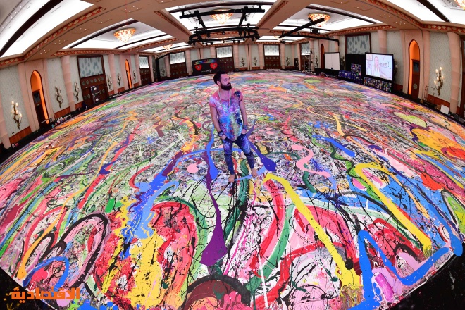 فنان بريطاني في دبي يسعى لتسجيل رقم قياسي لأكبر لوحة على القماش   