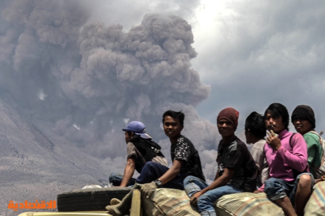 بركان "جبل سينابونغ" في إندونيسيا ينفث الرماد  