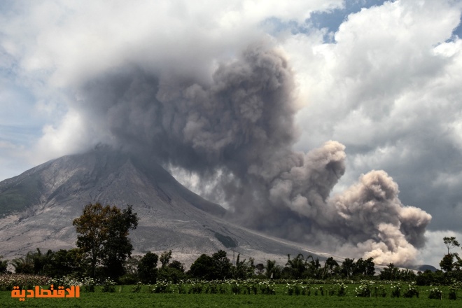 بركان "جبل سينابونغ" في إندونيسيا ينفث الرماد  