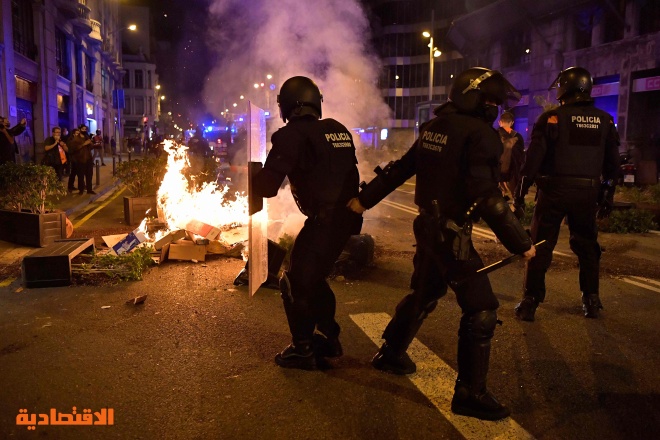   مظاهرات عنيفة في إسبانيا احتجاجا على إجراءات مكافحة كورونا 