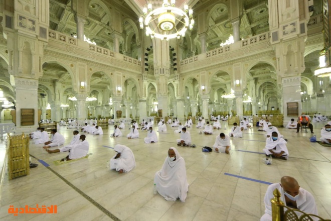 وسط تطبيق الإجراءات الاحترازية .. المصلين في المسجد الحرام يؤدون صلاة الجمعة