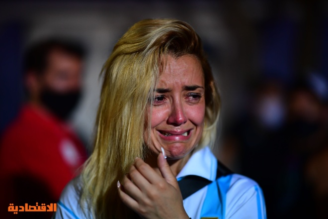 بالدموع.. الأرجنتين تودع مارادونا