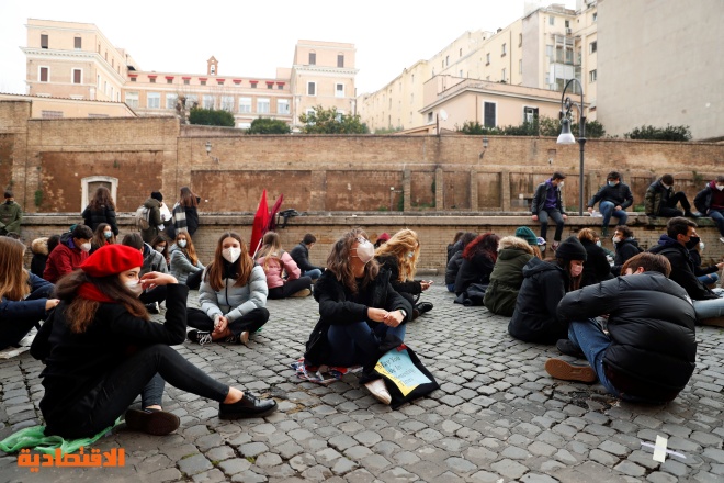 طلاب في إيطاليا يحتجون على تمديد التعليم عن بعد بسبب كورونا