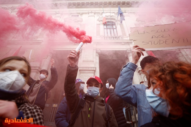 طلاب في إيطاليا يحتجون على تمديد التعليم عن بعد بسبب كورونا
