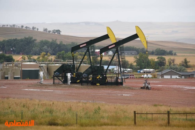 زيادة مفاجئة للمخزونات النفطية الأمريكية تتراجع بالأسعار .. وتثبيت متوقع لإنتاج «أوبك +»