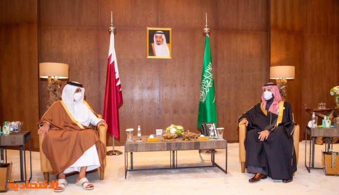 ولي العهد يلتقي أمير قطر ويستعرض معه العلاقات الثنائية