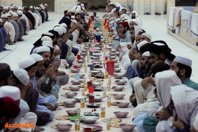 المسلمون حول العالم يتناولون وجبة الإفطار في اليوم الثاني من شهر رمضان