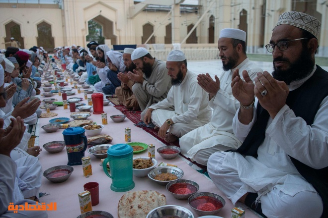 المسلمون حول العالم يتناولون وجبة الإفطار في اليوم الثاني من شهر رمضان