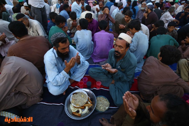 المسلمون حول العالم يتناولون وجبة الإفطار في اليوم الثاني من شهر رمضان