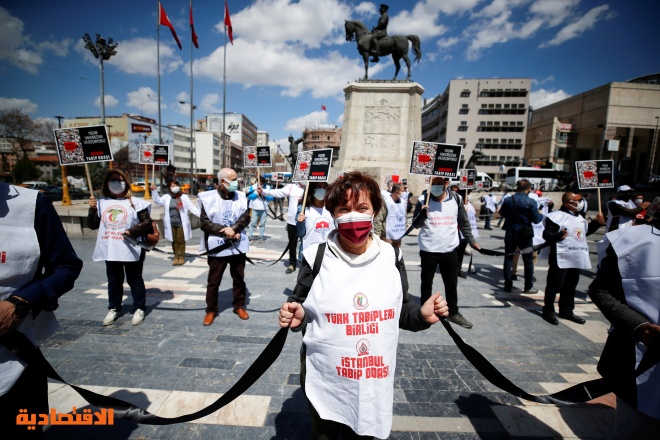 موظفو الصحة الأتراك يحتجون على فشل الحكومة في احتواء جائحة كورونا