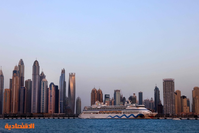 سفينة سياحية تصل لمرسى دبي وقد شهد قطاع الرحلات البحرية تضررا من الأزمة الاقتصادية الناجمة عن كورونا