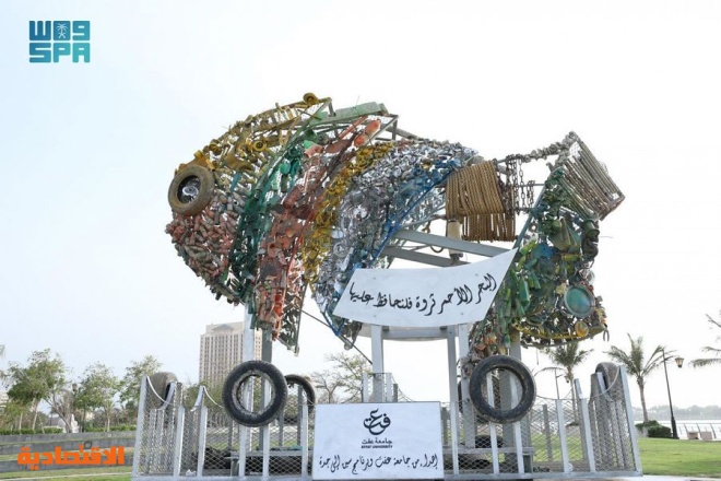 طالبات سعوديات يحولن مخلفات البحر إلى مجسمات جمالية في جدة