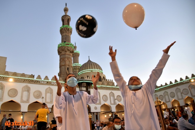   المسلمون يحتفلون بأول أيام عيد الأضحى 