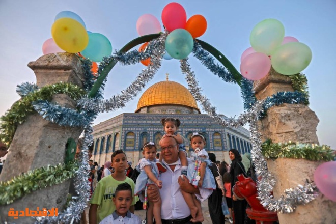 فلسطينيون يحتفلون بالعيد في ساحة المسجد الأقصى."الفرنسية" العيد في صور