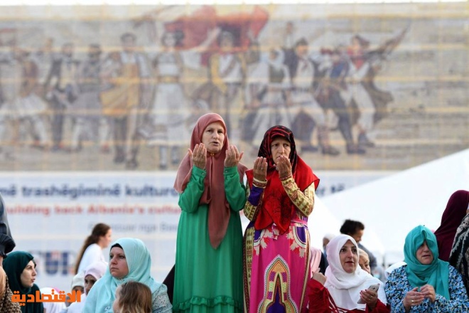 مسلمات ألبانيات خلال صلاة العيد في العاصمة تيرانا."الفرنسية" العيد في صور