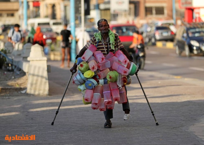 بائع مصري يمر أمام شاطىء لذوي الإعاقة في الإسكندرية."رويترز" العيد في صور