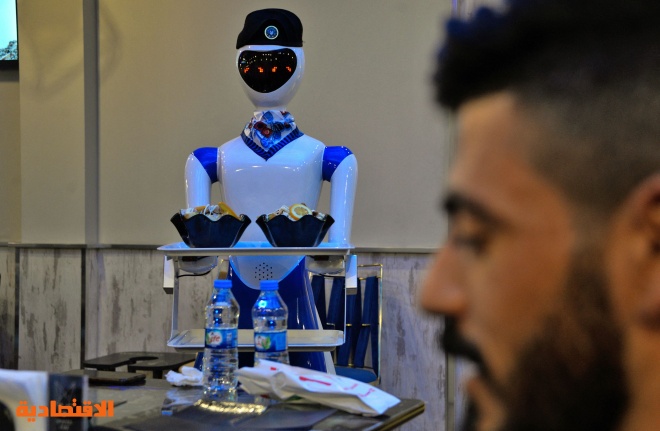 في الموصل العراقية .. روبوت ينقل زبائن مطعم في رحلة نحو المستقبل