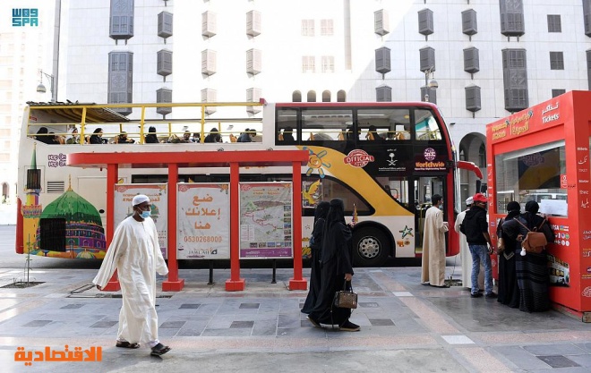 "الحافلة السياحية" .. تنقل الزوار إلى المعالم والمساجد التاريخية في المدينة المنورة
