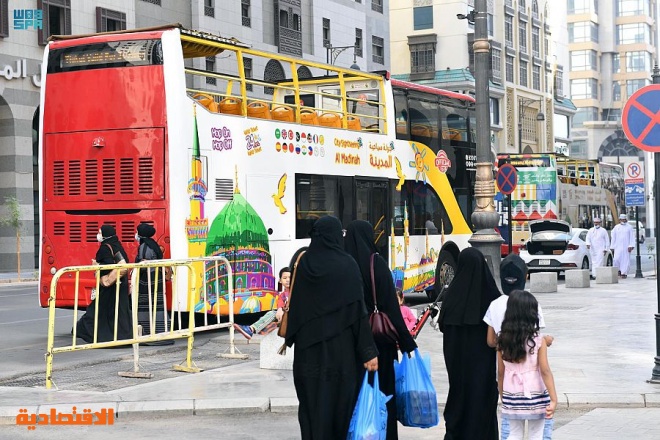 "الحافلة السياحية" .. تنقل الزوار إلى المعالم والمساجد التاريخية في المدينة المنورة