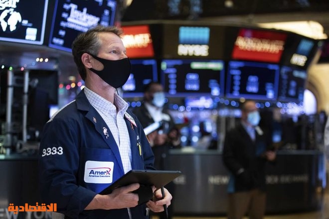 الأسهم الأمريكية تهبط مع تنامي مخاوف "أوميكرون" 
