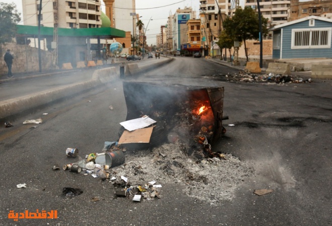 متظاهرون في لبنان يقطعون الكثير من الطرق احتجاجا على تردي الأوضاع الاقتصادية 