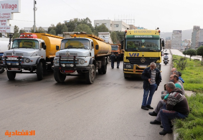 متظاهرون في لبنان يقطعون الكثير من الطرق احتجاجا على تردي الأوضاع الاقتصادية 